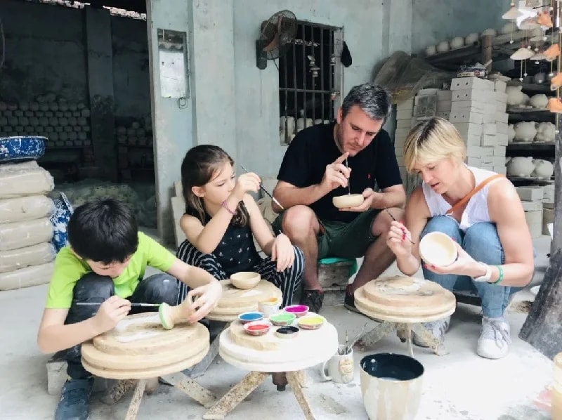 Hoạt động tô tượng gốm mới lạ kích thích khả năng sáng tạo